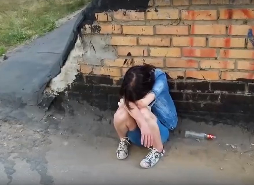 Девушка состоит на учете в ПДН. Фото: кадр с видео, размещенного на канале "Плохие новости"