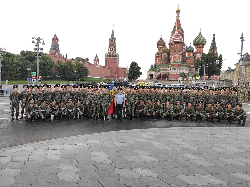 Молдавские военные очень круто прошли по Красной площади!