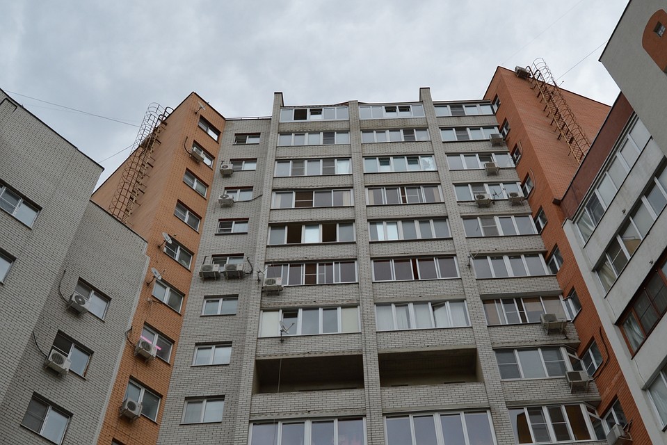 Застрявшего на высоте юношу впустили соседи