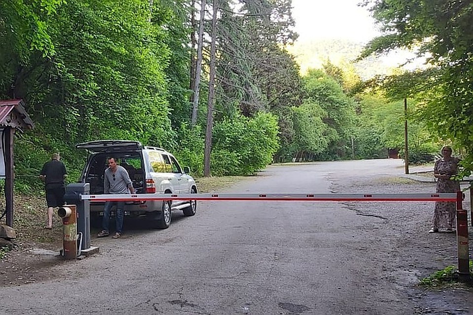 Жители Сочи жалуются на незаконный шлагбаум.