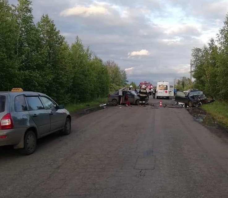 Лобовое столкновение произошло на проселочной дороге ближе к вечеру. Фото: