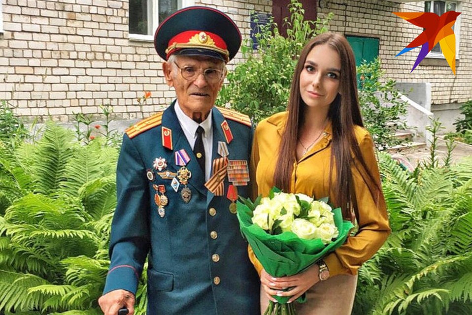 Николай Макарович и девушка-волонтер Екатерина Лабутина. Она и попросила об автографе президента. Фото: предоставлено Екатериной Лабутиной