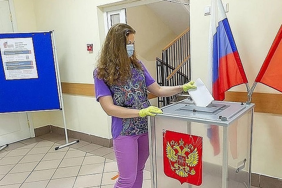 Каждому пришедшему на входе выдаются маска и перчатки.