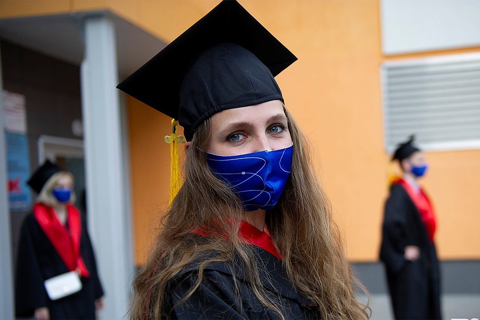 Во время вручения дипломов выпускникам УрФУ.