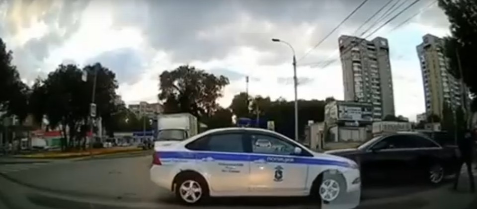 Сейчас ведутся поиски водителя на иномарке