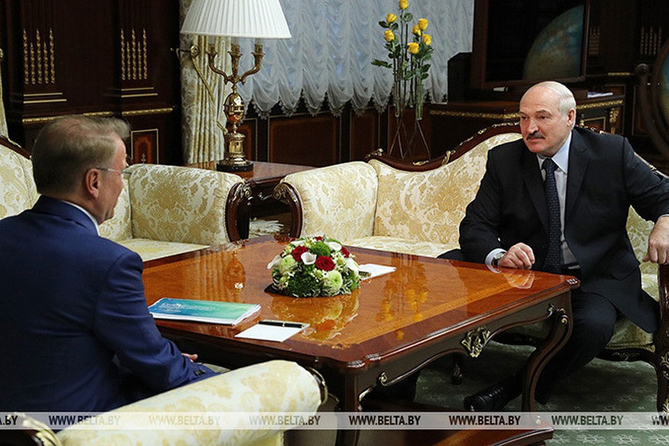 Лукашенко поблагодарил Грефа за фонтан, который стал подарком ко Дню Независимости от "Сбербанка". Фото: