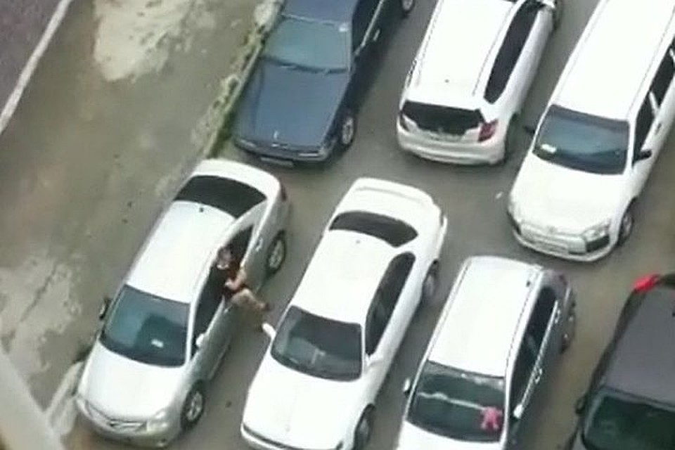 Во Владивостоке парень начал бить машину во дворе