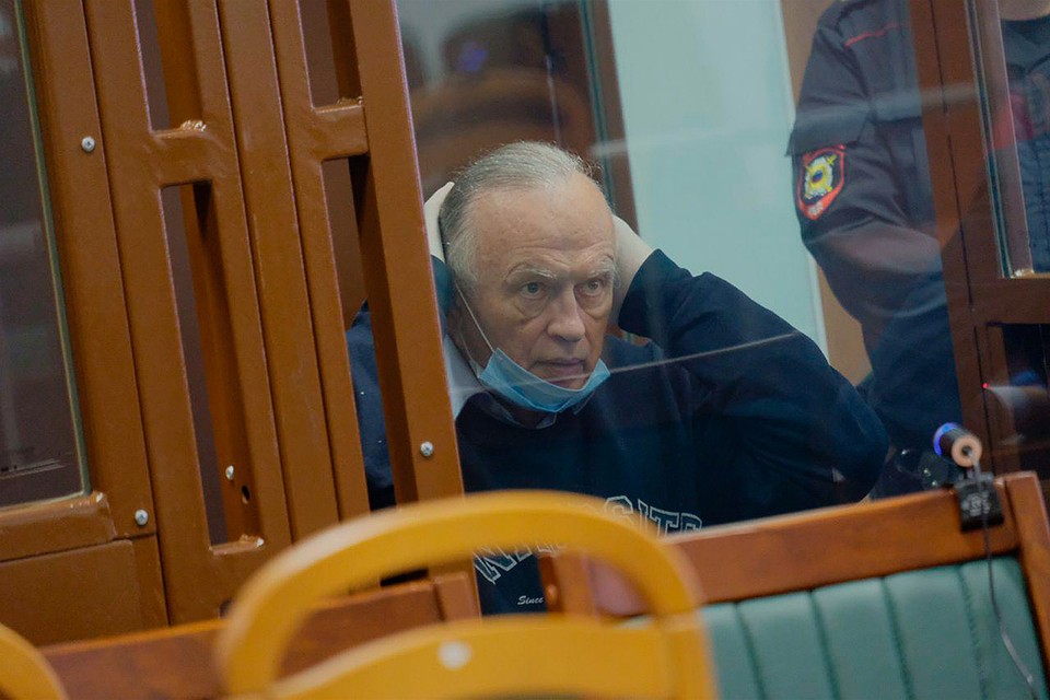 Доцент Соколов добился того, что в суде огласили его интимную переписку с Анастасией Ещенко.