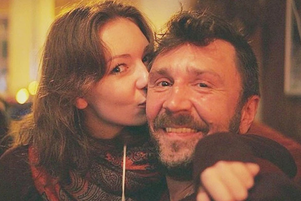 26-летняя Серафима, которая после замужества взяла двойную фамилию Шнурова-Астанина, в отличие от своего одиозного отца, персона непубличная.