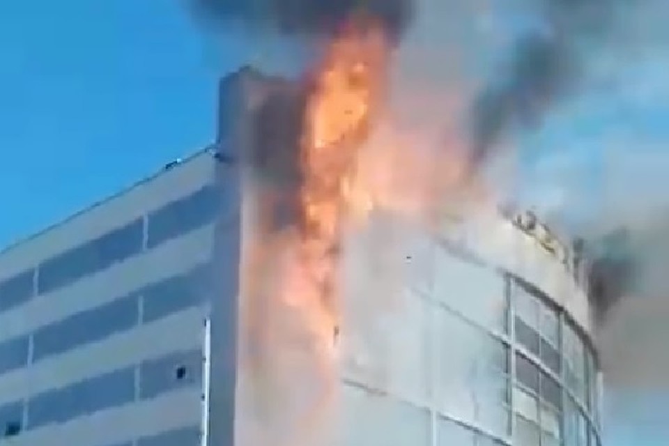 Горящие обломки падали с крыши на землю.