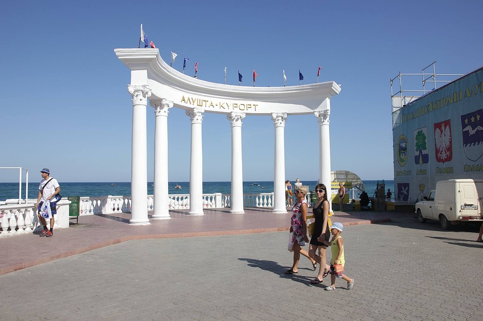 Отдохнуть в Крыму уже успели многие звезда российской эстрады.