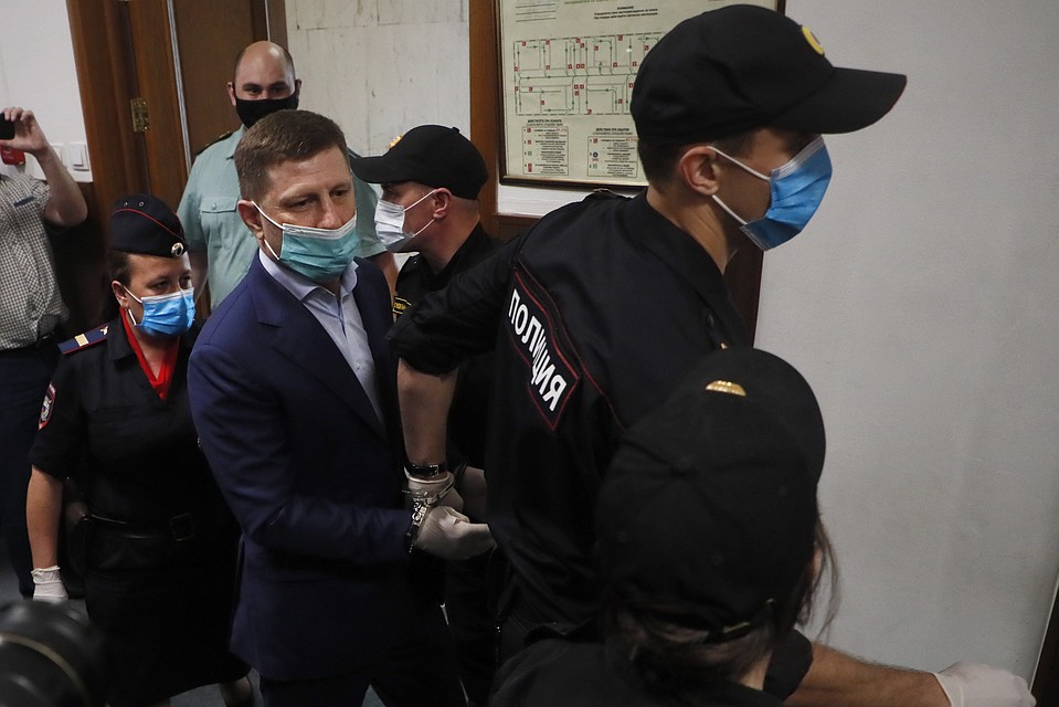 Напомним, что губернатора Хабаровского края задержали чуть больше суток назад прямо у здания администрации края. Фото: EPA/MAXIM SHIPENKOV/ТАСС