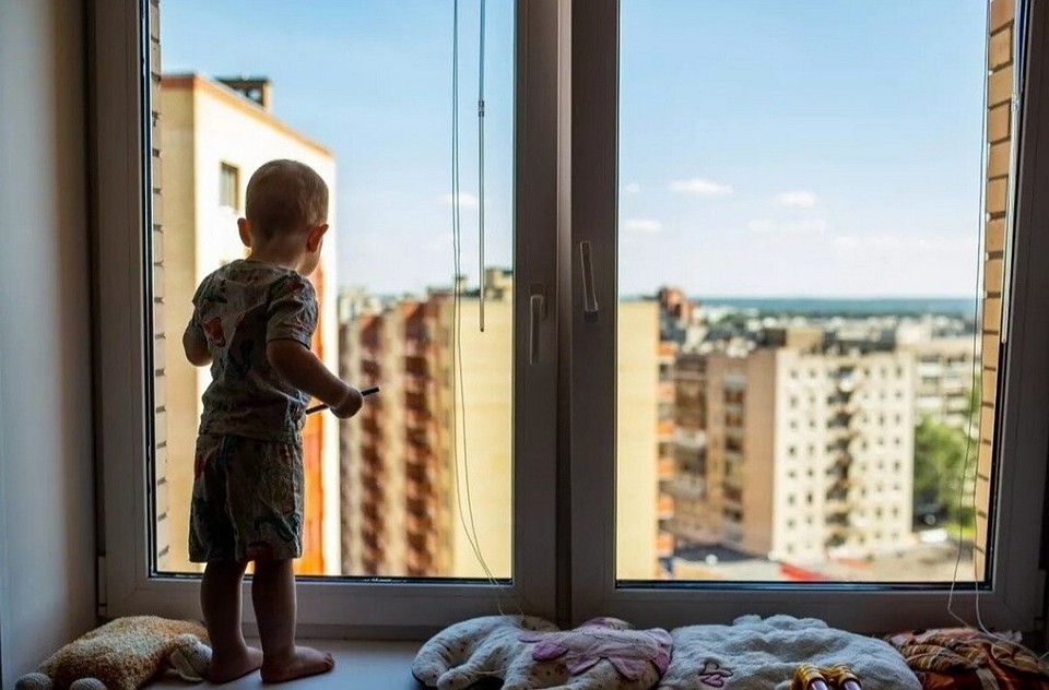 Специалисты советуют установить на окна спецзамки или снять ручки, если замков нет.