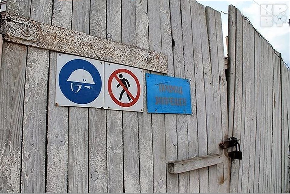 Работник думал бросить гидроцилиндры через забор, где по улице ходит мало людей, но не рассчитал с координатами, и перебросил их в соседний двор частного дома