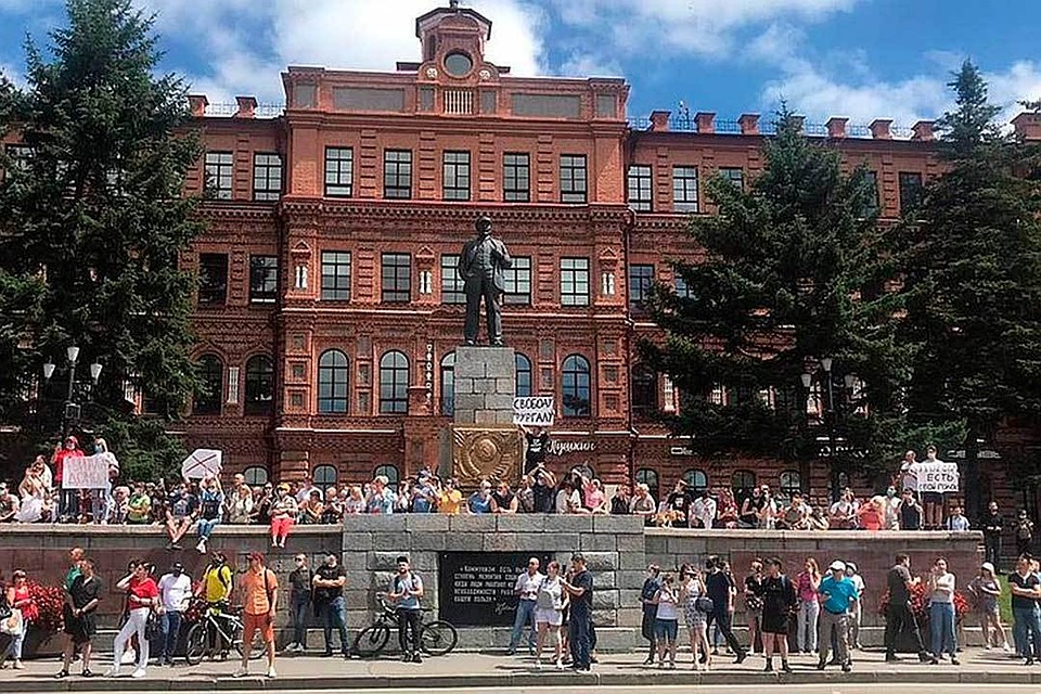 Митинг в поддержку арестованного и этапированного в столицу губернатора превратился в протест против неуважения центром самой дальней окраины страны.