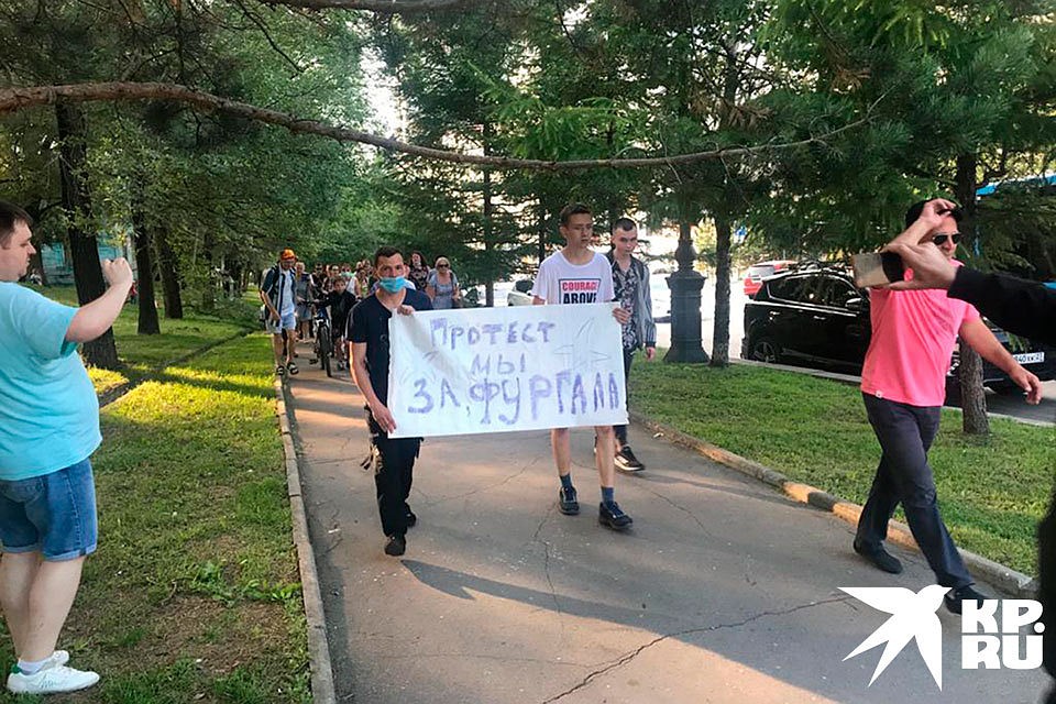 В Хабаровске жители собрались на центральной площади, чтобы провести митинг в поддержку задержанного Сергея Фургала