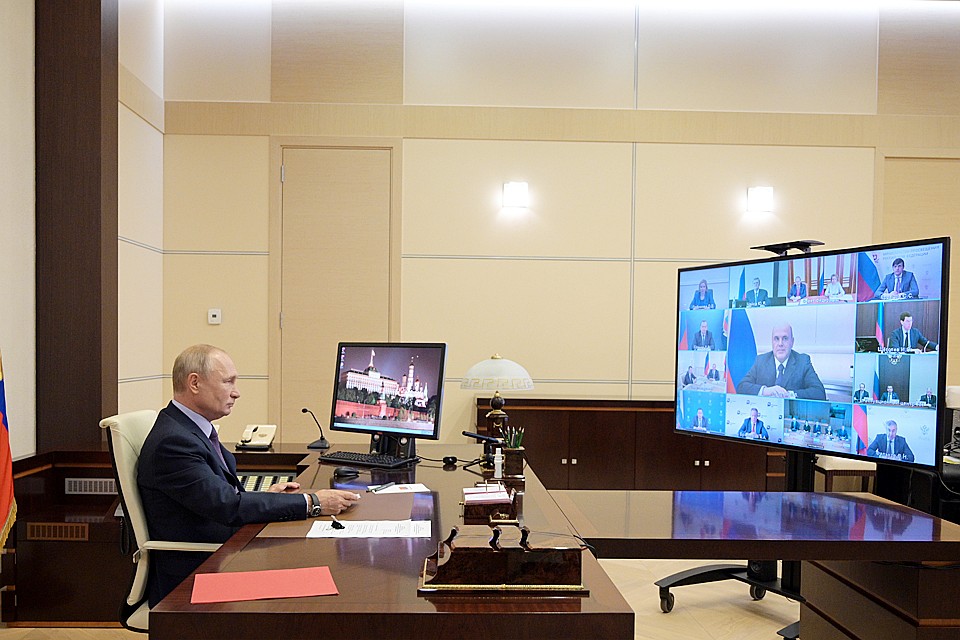Владимир Путин в Ново-Огарево во время заседания Совета по стратегическому развитию и нацпроектам в формате видеоконференции. Фото: Алексей Дружинин/пресс-служба президента РФ/ТАСС
