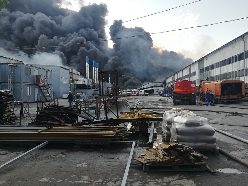 Пожар обещают локализовать через полчаса