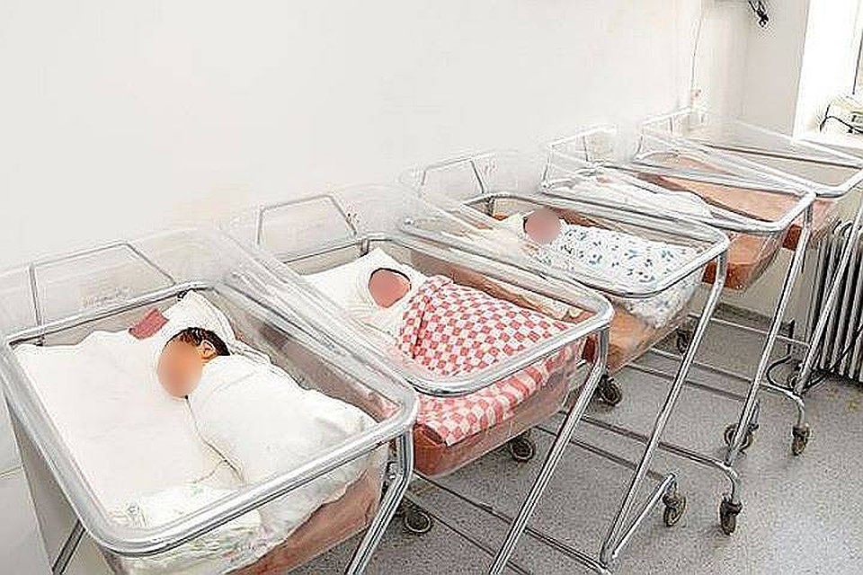 Одну дочь у женщины изъяли и отдали другой семье, вторую удалось вернуть под опеку бабушки, а третью она просто оставила в роддоме.
