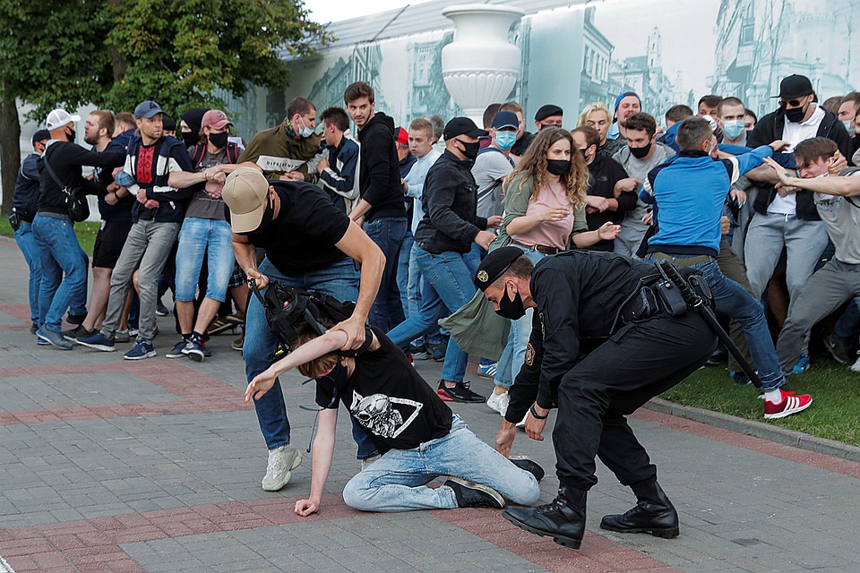 Люди выходят на несанкционированные митинги. Не стесняются бодаться с милицией