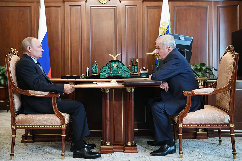 Президент РФ Владимир Путин и руководитель Федеральной таможенной службы Владимир Булавин (слева направо) во время встречи в Кремле. Фото: Алексей Никольский/пресс-служба президента РФ/ТАСС