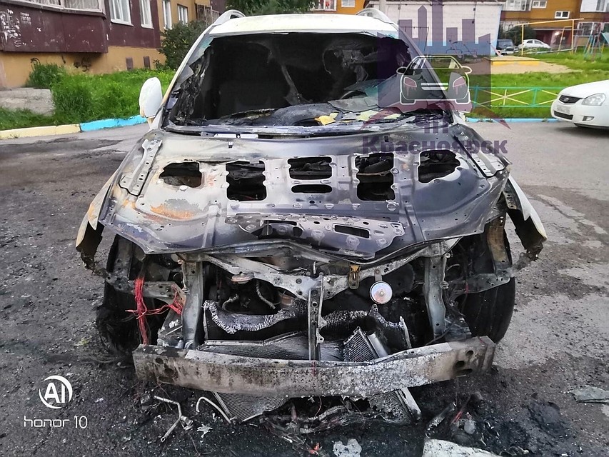 Lexus дотла сожгли на парковке в Красноярске. Фото, видео: ЧП - Красноярск.