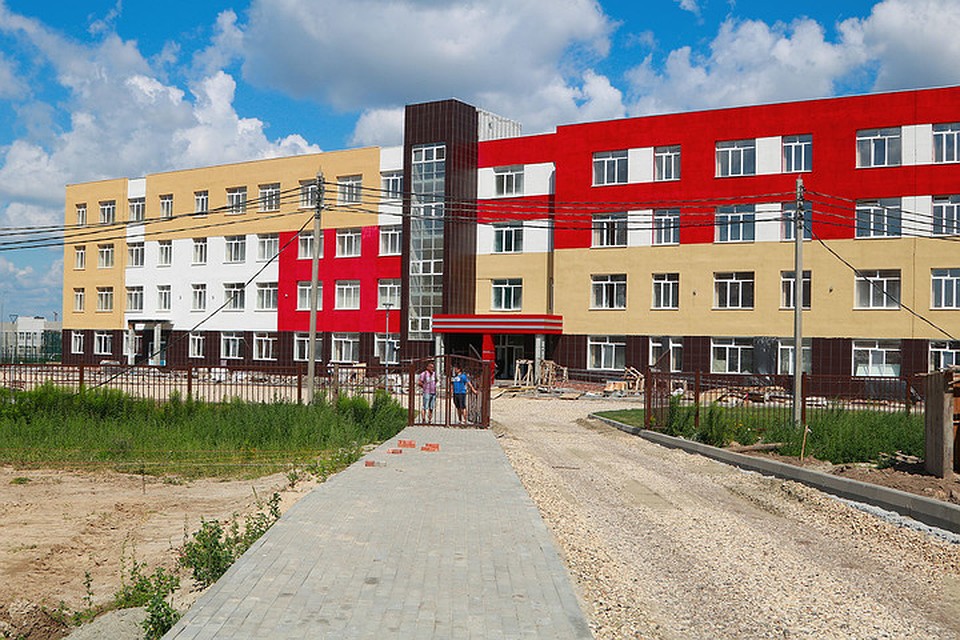 В Брянске делают дорогу к новой школе.