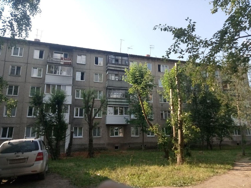 Мужчина выбросил собаку из окна на пятом этаже.