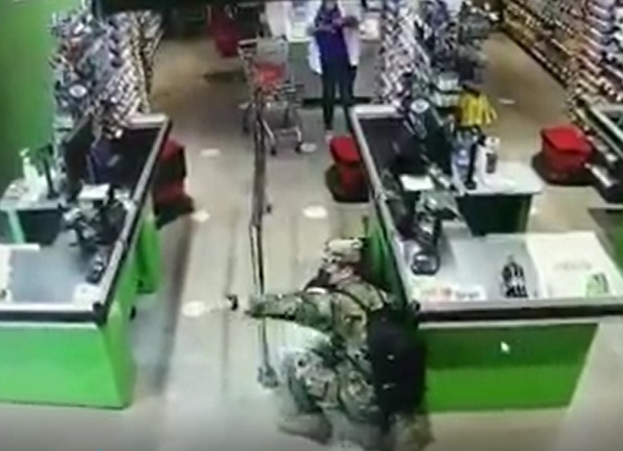 Военный сразу подскочил к пострадавшему, оказал ему первую помощь. Фото: скриншот видео