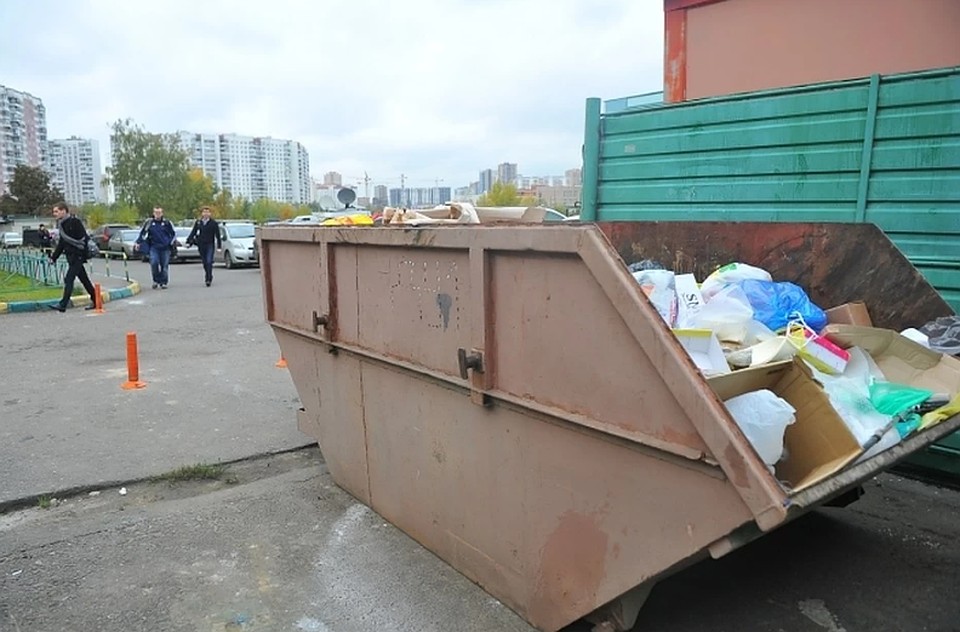 Контейнер, который сорвало ветром с места, серьезно повредил автомобиль.