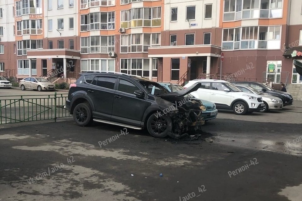 Появилось видео поджога автомобилей в Кемерове. ФОТО: vk.com, "Регион 42"