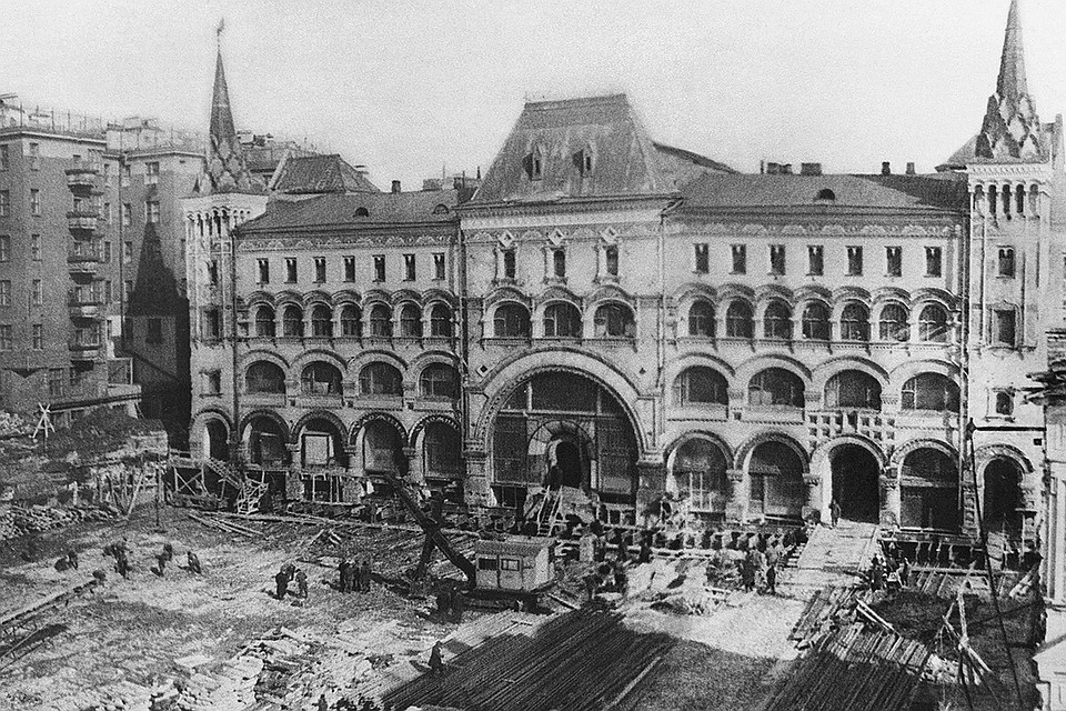 Передвижка Саввинского подворья по плану реконструкции улицы Горького, 1939 год. Репродукция Фото ИТАР-ТАСС