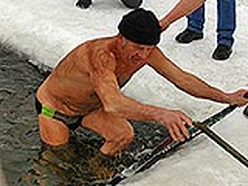 74-летний Виктор Чебыкин первым нырнул в прорубь.