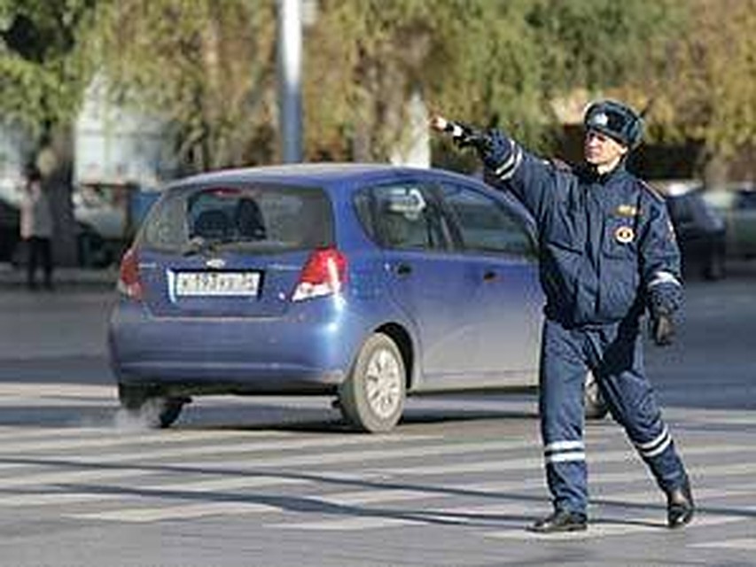 Астраханский гаишник спас умиравшую на дороге женщину