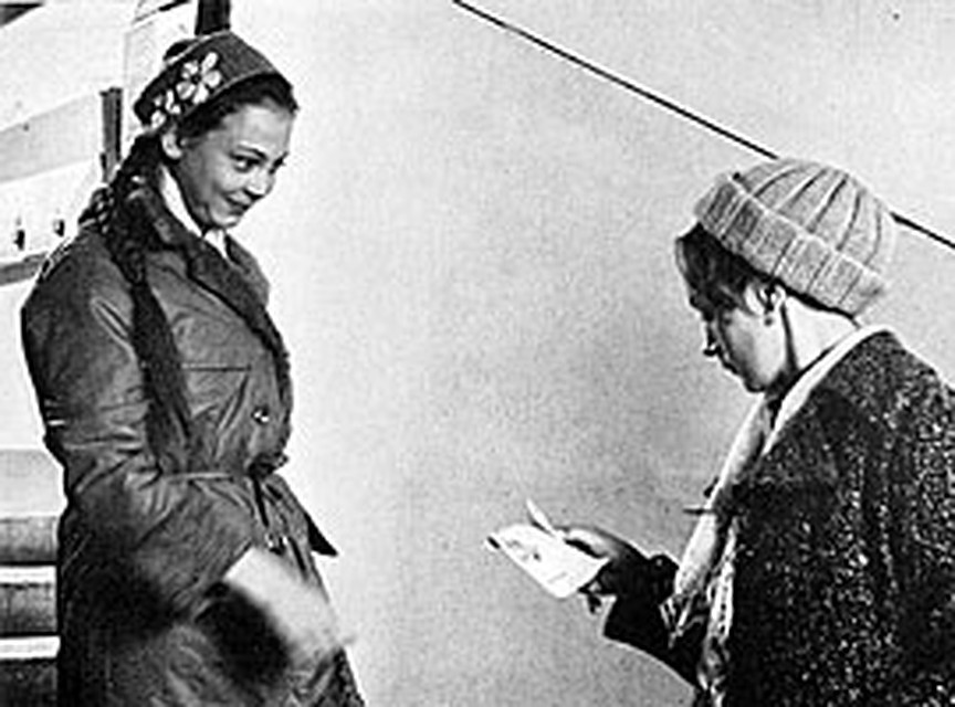 А почему конверт вскрыт? Зинка Бегункова (Светлана Смирнова) и Вера Ивановна (Ирина Купченко).