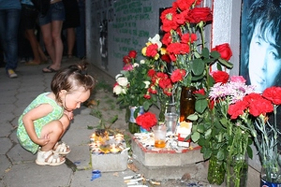 20-ая годовщина гибели рок-музыканта Виктора Цоя собрала людей разных возрастов