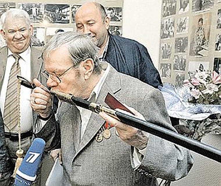 Михаил Пуговкин на вручении боевых наград 7 мая 2004 года