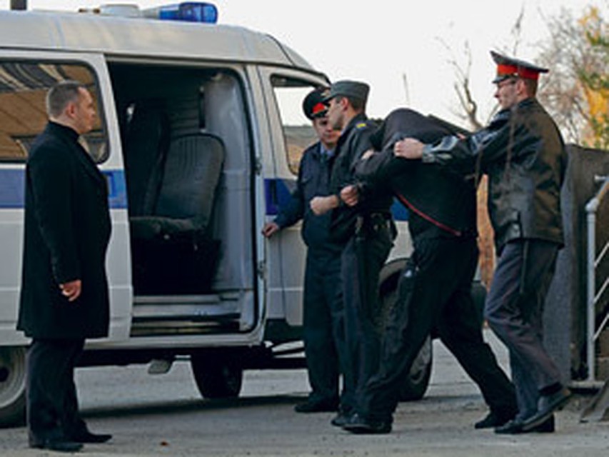 Задержананные члены цапковской банды прятали свои лица