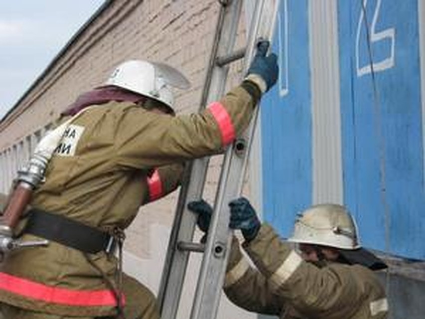 Пожарных в горящую квартиру вызвали соседи.