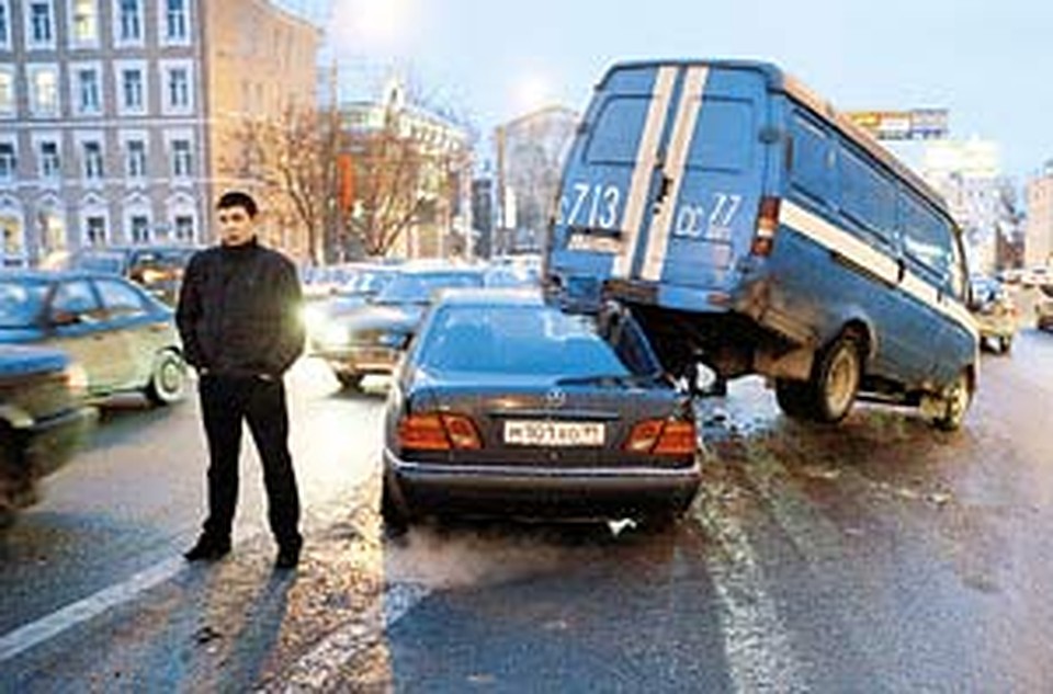 ДТП на московской улице: хорошо, что это еще не настоящий грузовик...