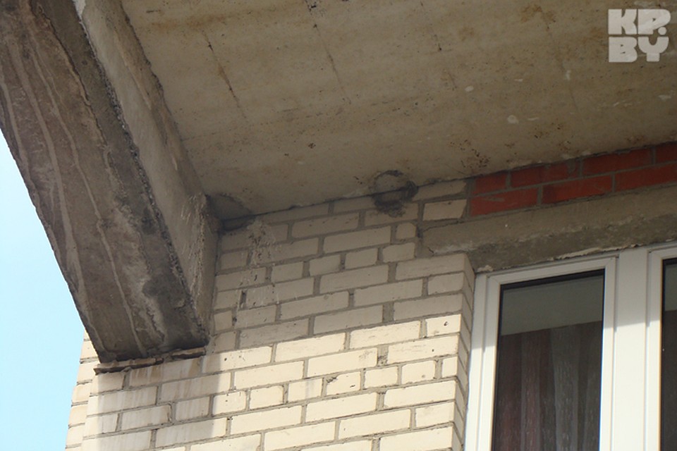 Вот что осталось от птичьих гнезд на доме по улице Черняховского в Пинске
