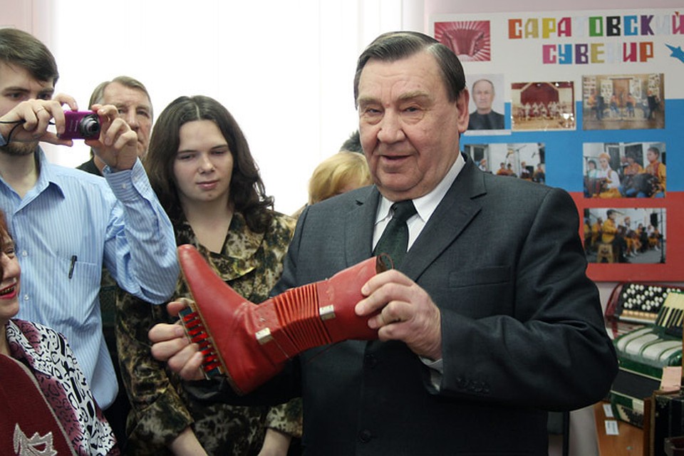 На открытии музея для саратовцев сыграли на гармошке-сапожке.