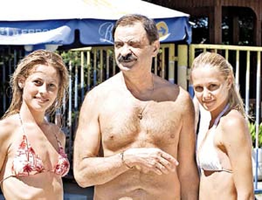 Юные поклонницы творчества Ильи Олейникова...