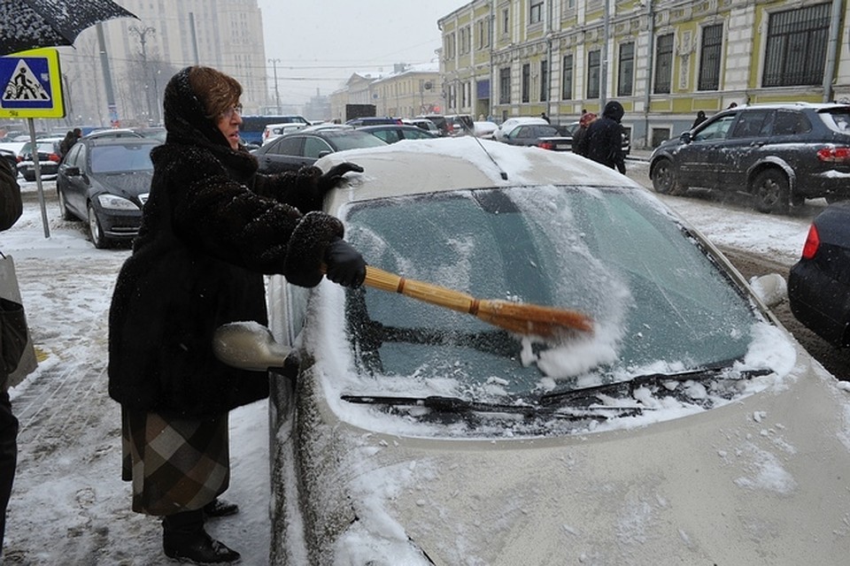 В Петербурге до сих пор пользуются дедовскими способами уборки снега.