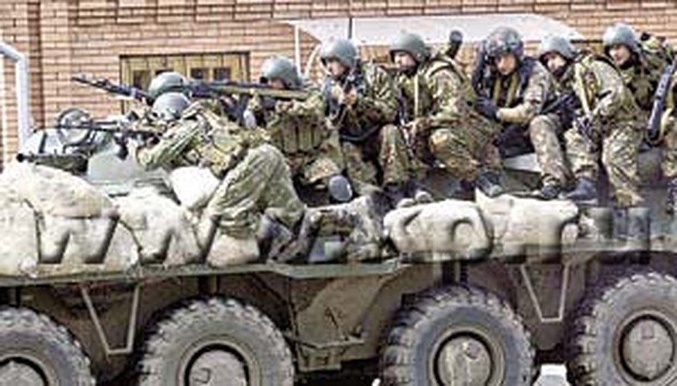 Первые секунды штурма: спецназ въезжает во двор школы со стороны спортзала... Фото Владимира ВЕЛЕНГУРИНА.