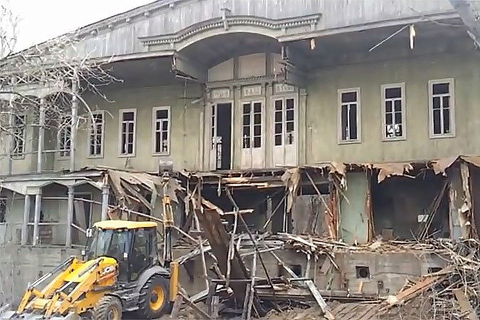 Во вторник снос дебаркадера приостановили.