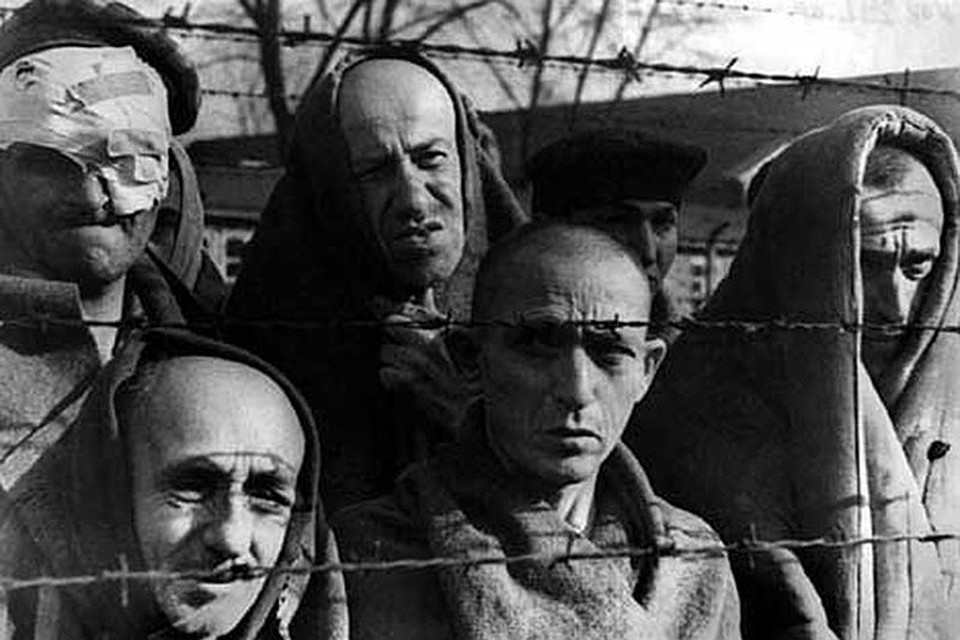 Берг так и пишет: "Cколько бы ни погибло на этой войне моих еврейских родственников (а погибло их немало); сколь бы ни радовались мои близкие Дню победы как концу мучительной войны (а они искренно радовались), не могу не сказать... Евреям и так было хуже некуда, ну, было бы еще хуже..."