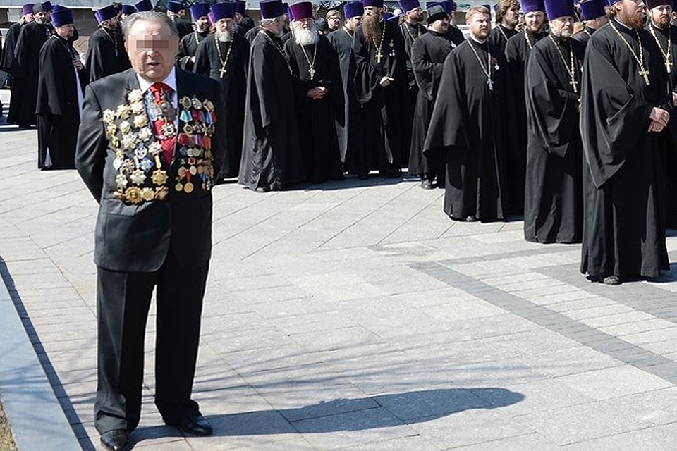 В День Победы этот мужчина «косит» под ветерана.