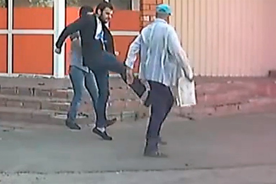 Задержан азербайджанец, избивший пенсионера перед магазином