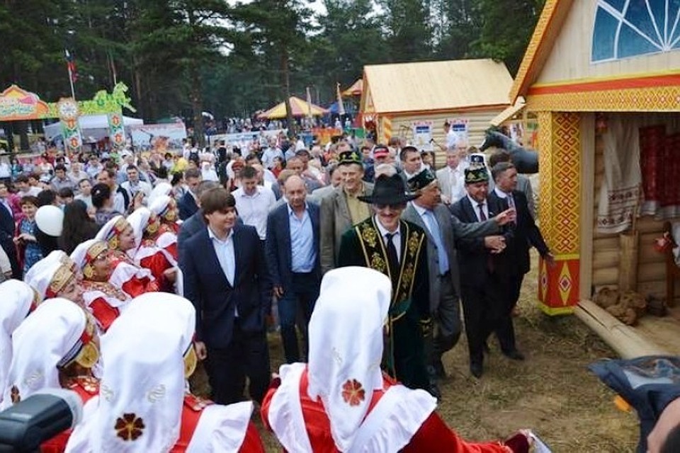 На Сабантуе в Питере Михаил Боярский отведал татарских блюд от Альметьевского райпо.